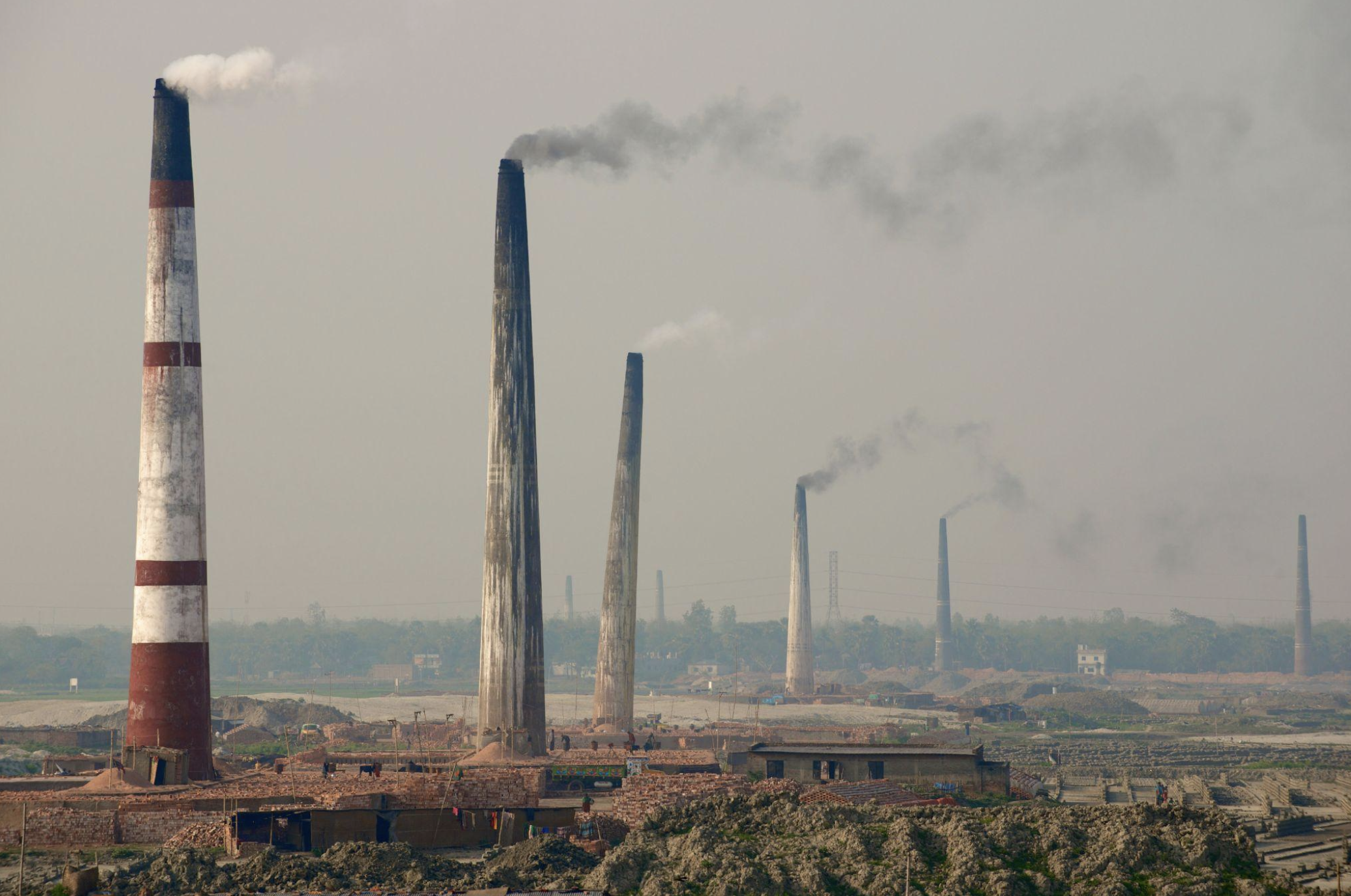 Coal-fired brick kilns in Dhaka, Bangladesh ejecting particulate matter